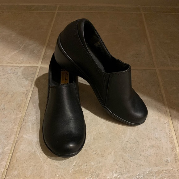 clarks women's slip resistant shoes